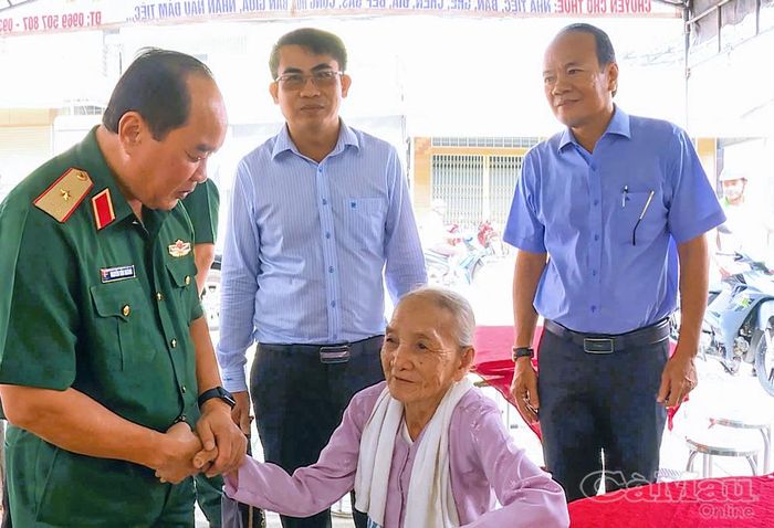Thiếu tướng Nguyễn Văn Ngành, Uỷ viên Ban Thường vụ Tỉnh uỷ, Chỉ huy trưởng Bộ Chỉ huy Quân sự tỉnh và lãnh đạo Đảng uỷ, UBND Xã Hồng Dân thăm hỏi người dân đến khám sức khoẻ sáng 15/9.
