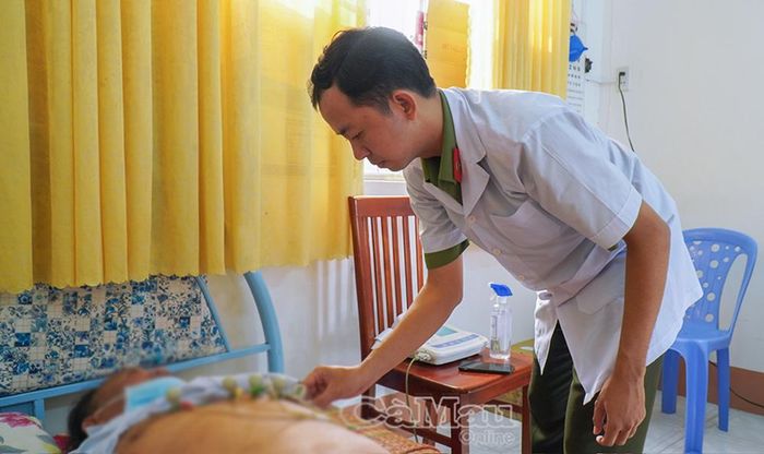 Người dân được kiểm tra các chỉ số sinh hiệu, khám sàng lọc và tư vấn tầm soát bệnh mạn tính.