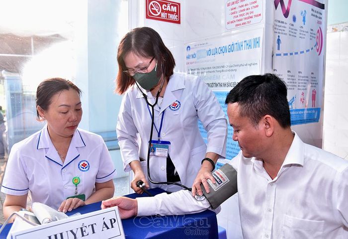 Phó Chủ tịch UBND phường Bạc Liêu Phan Hải Phương tham gia kiểm tra sức khoẻ.