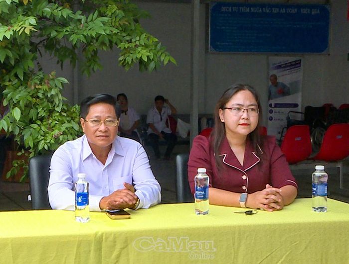 Đồng chí Bùi Tấn Bảy, Uỷ viên Ban Thường vụ Tỉnh uỷ, Phó Chủ tịch HĐND tỉnh, cùng đại biểu dự lễ phát động tại xã Thới Bình.