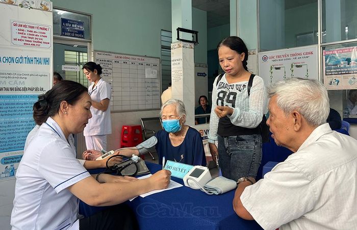 Đông đảo người dân, trong đó có nhiều người cao tuổi, đến khám sàng lọc tại Trạm Y tế phường Bạc Liêu.