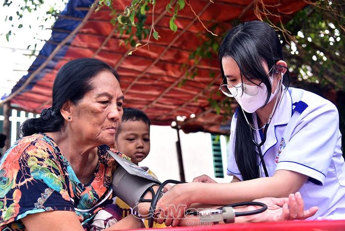 Đoàn y, bác sĩ Trường Đại học Y Dược Cần Thơ đến tận khu dân cư Khóm 1, phường Bạc Liêu khám sàng lọc, tư vấn điều trị cho người dân.