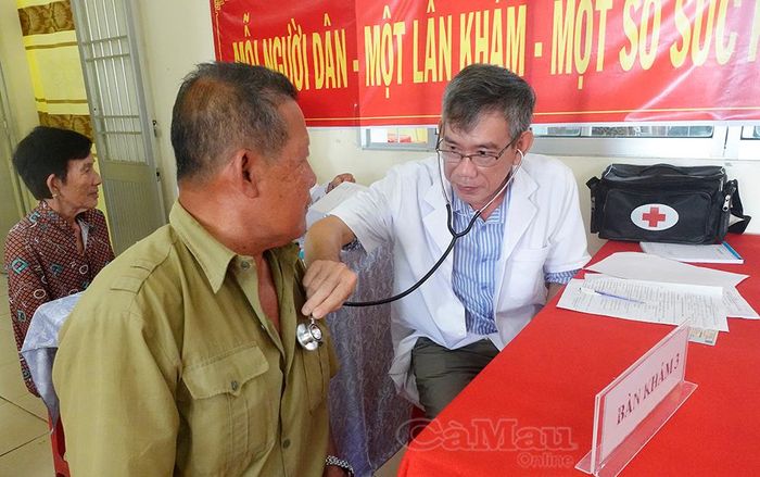 Người dân Xã Lương Thế Trân tham gia khám sức khoẻ, khám sàng lọc, sáng 15/9.