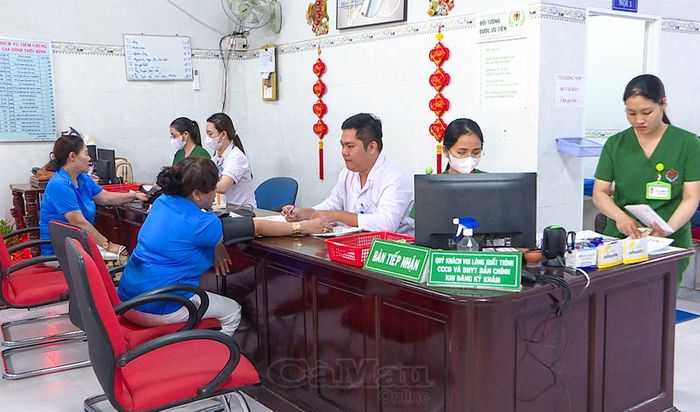 Người dân xã Thới Bình tham gia khám sức khoẻ định kỳ, khám sàng lọc.