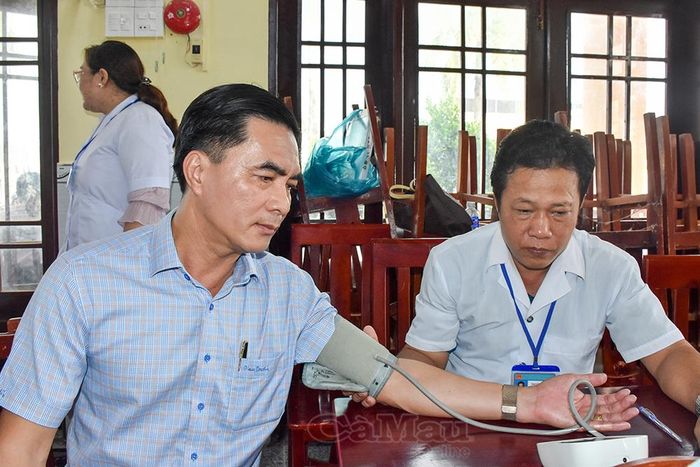 Bí thư Đảng uỷ xã Định Thành Trần Thanh Danh tham gia khám sức khoẻ.