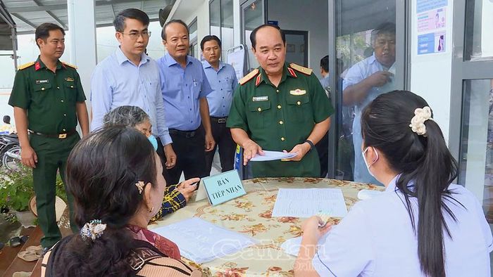 Thiếu tướng Nguyễn Văn Ngành trao đổi với đội ngũ y tế về công tác thăm khám sức khoẻ cho người dân.