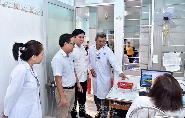 Lãnh đạo phường Bạc Liêu kiểm tra quy trình khám, chữa bệnh BHYT tại Trạm y tế phường.
