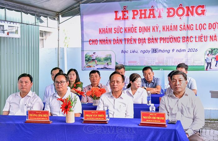 Phó Bí thư Tỉnh uỷ, Chủ tịch HĐND tỉnh Phạm Văn Thiều (hàng đầu, thứ hai từ phải sang) cùng lãnh đạo Sở Y tế và phường Bạc Liêu dự lễ phát động.