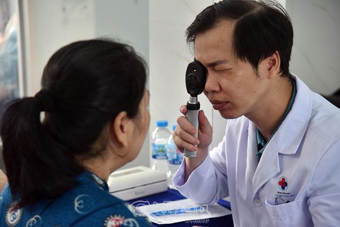 Bác sĩ Bệnh viện Mắt Sài Gòn - Bạc Liêu kiểm tra, sàng lọc các bệnh về mắt cho người dân.