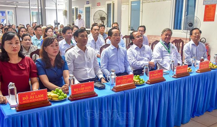Các đồng chí lãnh đạo tỉnh, sở, ngành, địa phương và y bác sĩ các bệnh viện tham dự lễ phát động.