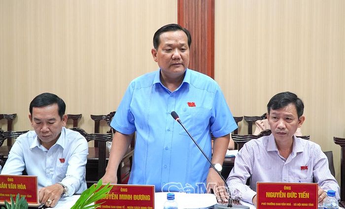 Phó Trưởng ban Kinh tế - Ngân sách HĐND tỉnh Nguyễn Minh Đương, thành viên Tổ giám sát, trao đổi về hoạt động của chính quyền cơ sở sau sắp xếp.
