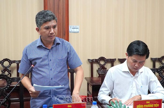 Phó Chủ tịch UBND Xã Nguyễn Việt Khái Huỳnh Phương Nhanh báo cáo tình hình tổ chức, hoạt động của chính quyền cơ sở sau sắp xếp.