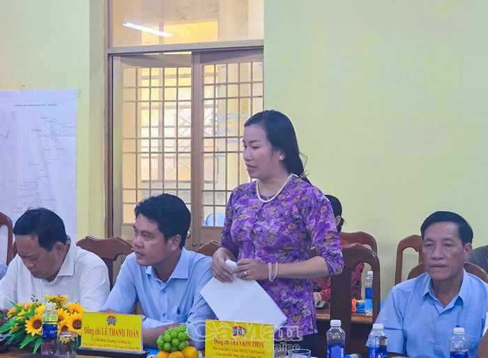 Chủ tịch Hội Nông dân xã Hưng Mỹ Trần Kim Thoa báo cáo kết quả công tác Hội và phong trào nông dân 8 tháng năm 2026 và phương hướng, nhiệm vụ những tháng cuối năm.