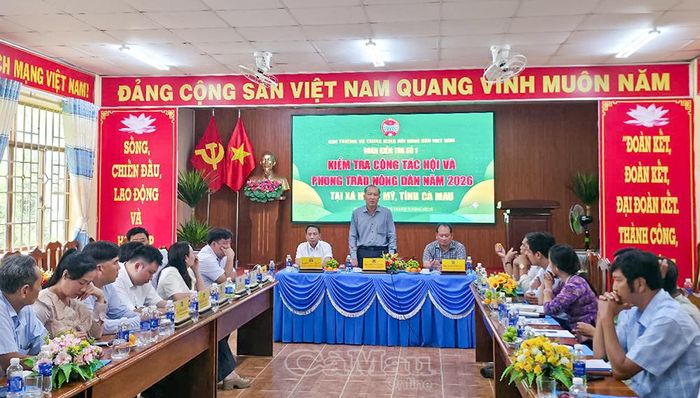 Đoàn kiểm tra Trung ương Hội Nông dân Việt Nam kiểm tra tại Hội Nông dân xã Hưng Mỹ.