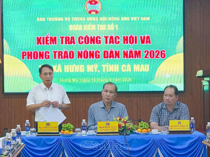 Đồng chí Nguyễn Tiến Cường, Phó Trưởng ban Công tác nông dân, Trung ương Hội Nông dân Việt Nam, đánh giá cao mô hình quản trị “15 - 61 - 365” của Hội Nông dân xã Hưng Mỹ.