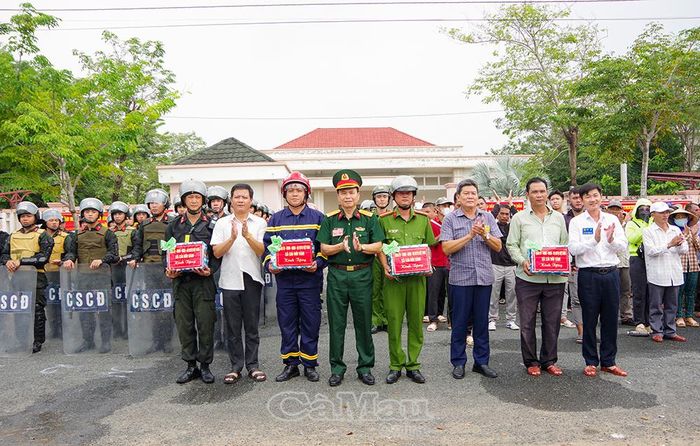 Đại tá Lý Văn Giúp, Phó Chỉ huy trưởng Bộ CHQS tỉnh, tặng quà lực lượng tham gia diễn tập.
