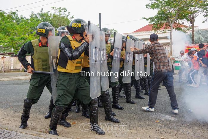 Diễn tập thực binh xử trí tình huống A2 giải tán biểu tình, bạo loạn.