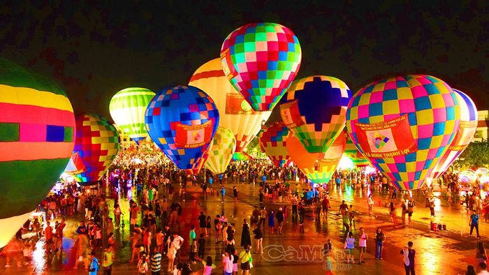  Cà Mau có kinh nghiệm tổ chức nhiều sự kiện văn hoá, du lịch quy mô lớn, tạo sức lan toả. (Trong ảnh: Hoạt động tại Lễ hội Khinh khí cầu lần thứ I - năm 2026).