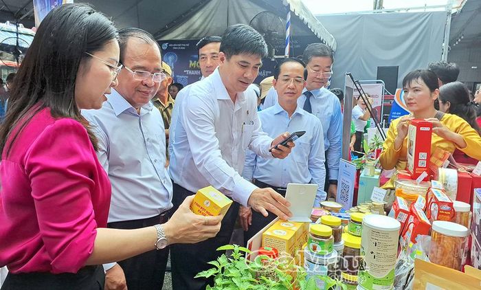 Sau buổi lễ, các đồng chí lãnh đạo tỉnh và đại biểu tham quan, trực tiếp trải nghiệm dịch vụ số tại các gian hàng trong chợ Hoà Bình.