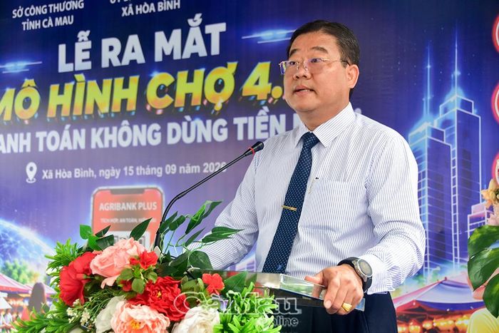 Giám đốc VNPT Cà Mau Trịnh Quang Đăng thông tin về giải pháp hạ tầng viễn thông phục vụ mô hình “Chợ 4.0”.