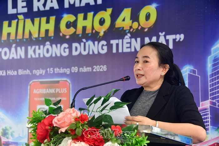 Đại diện tiểu thương chợ Hoà Bình phát biểu, bà Nguyễn Hồng Phượng, cho biết, nhờ sự hướng dẫn của các đơn vị, tiểu thương và người dân thuận lợi thực hiện thanh toán không dùng tiền mặt.