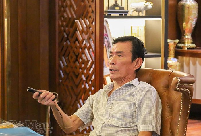 Ông Bùi Thanh Trúc, Chủ tịch kiêm Tổng Giám đốc Tập đoàn Donacoop, góp ý phương án kiến trúc Đền Tưởng niệm.