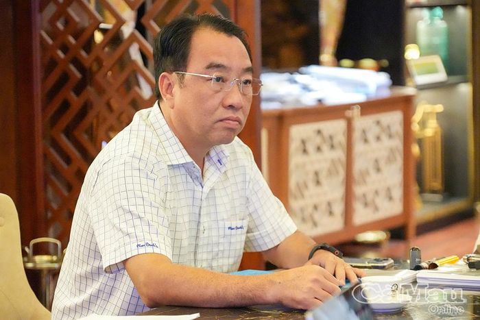 Phó Bí thư Tỉnh uỷ, Chủ tịch UBND tỉnh Cà Mau Lữ Quang Ngời ghi nhận các ý kiến đóng góp tại buổi làm việc.