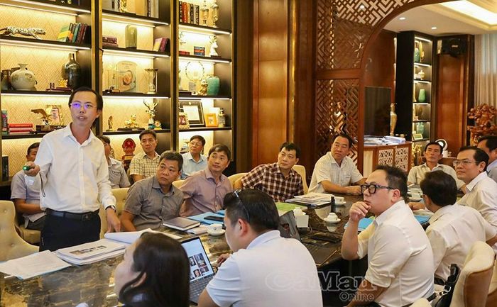 Phó Giám đốc Sở Văn hoá, Thể thao và Du lịch tỉnh Cà Mau Lý Vỹ Triều Dương trình bày các nội dung sẽ trao đổi, góp ý tại buổi làm việc.
