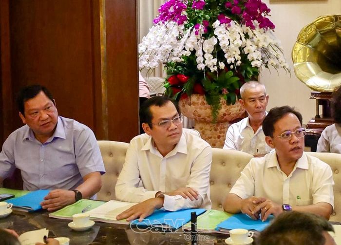 Phó Chủ tịch Thường trực UBND tỉnh Cà Mau Lâm Văn Bi (bìa trái) và Phó Chủ tịch UBND tỉnh Cà Mau Ngô Vũ Thăng (thứ hai từ trái sang) tham gia buổi làm việc.