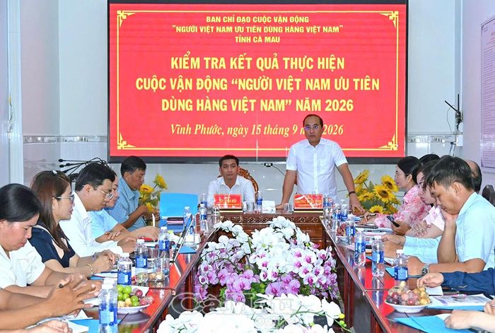 Đồng chí Trương Minh Tính, Phó Bí thư Thường trực Đảng uỷ xã Vĩnh Phước, Trưởng ban Chỉ đạo Cuộc vận động của xã, trao đổi về việc thực hiện, nhân rộng mô hình “Khu dân cư tự hào dùng hàng Việt Nam”.