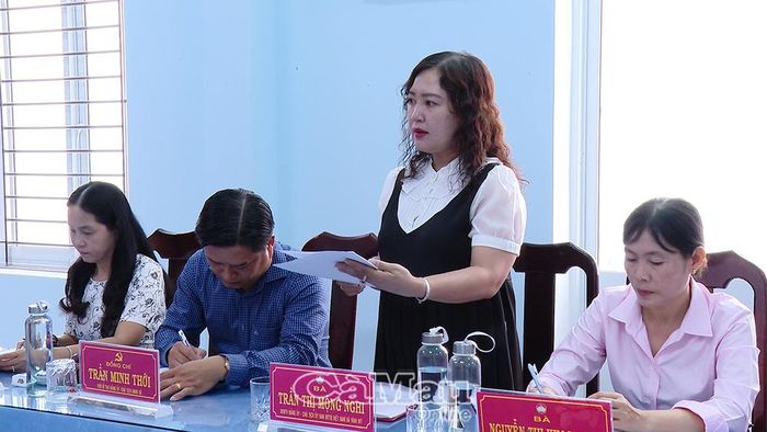 Chủ tịch Uỷ ban MTTQ Việt Nam xã Vĩnh Mỹ Trần Thị Mộng Nghi báo cáo kết quả tuyên truyền, vận động người dân ưu tiên dùng hàng Việt Nam trong 6 tháng đầu năm.