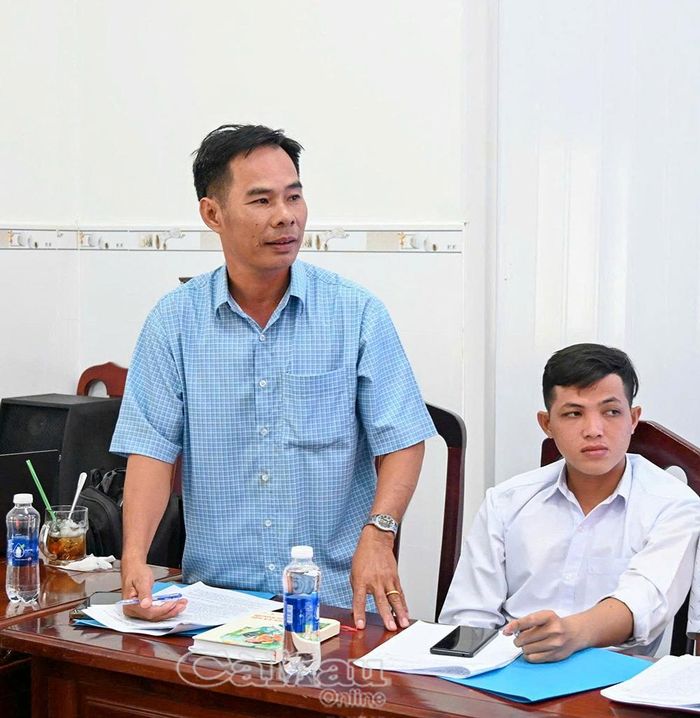 Ông Nguyễn Bé Tư, Trưởng ban Công tác Mặt trận ấp Phước Thọ Tiền, chia sẻ việc vận động tiểu thương kinh doanh hàng Việt, khuyến khích người dân sản xuất tôm sạch, lúa sạch.