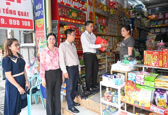Trước đó, Phó Chủ tịch Uỷ ban MTTQ Việt Nam tỉnh Cà Mau Bùi Minh Hải và đoàn công tác tỉnh khảo sát mô hình “Khu dân cư tự hào dùng hàng Việt Nam” tại chợ Phó Sinh, xã Vĩnh Phước.