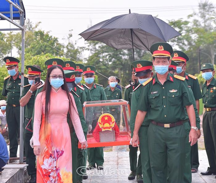  Trang trọng nghi thức chuyển hài cốt liệt sĩ về khu vực lấy mẫu sinh phẩm.