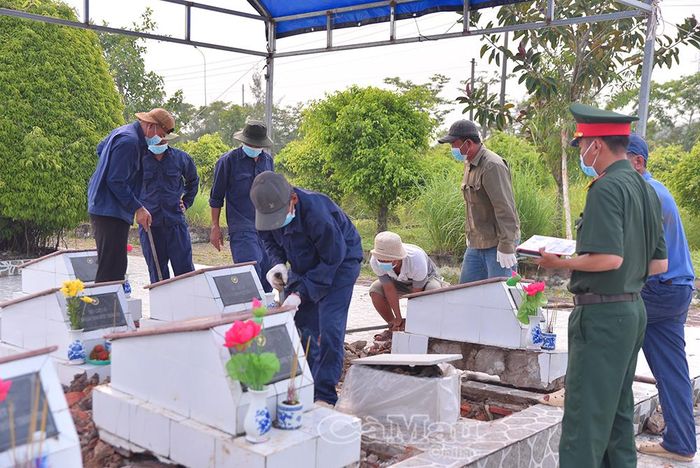 Lực lượng làm nhiệm vụ cẩn trọng quy trình khai quật để lấy mẫu sinh phẩm hài cốt phục vụ giám định ADN xác định danh tính liệt sĩ.