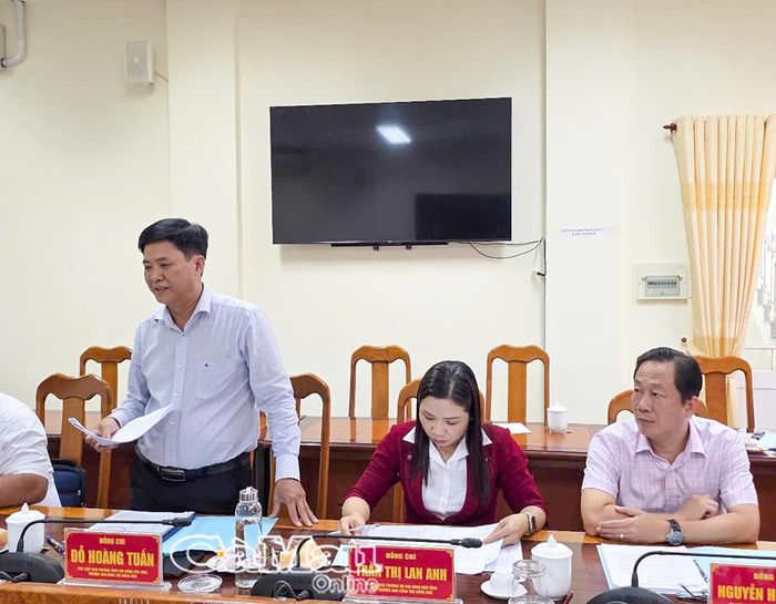  Đồng chí Đỗ Hoàng Tuấn, Phó Chủ tịch Thường trực Hội Nông dân tỉnh, báo cáo kết quả triển khai công tác hội và phong trào nông dân những tháng đầu năm 2026.