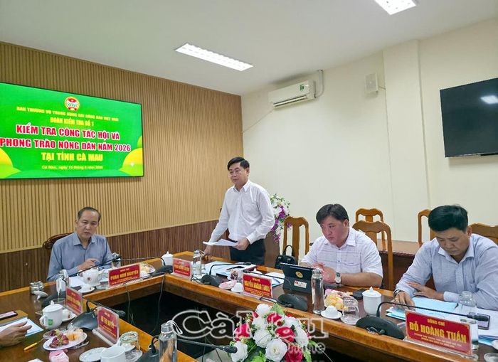  Đồng chí Phạm Minh Luyến, Phó Bí thư Đảng uỷ Mặt trận Tổ quốc và các đoàn thể tỉnh Cà Mau, phát biểu tại buổi làm việc.