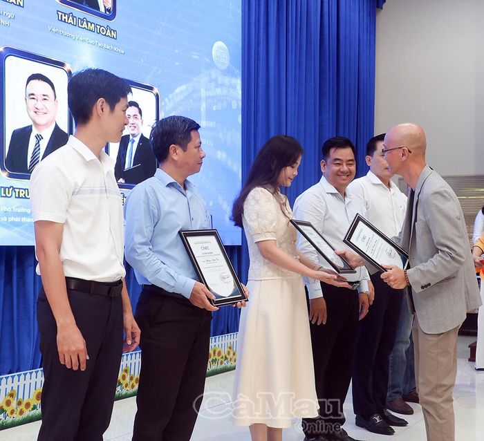 Ông Triệu Thanh Tuấn, Giám đốc Trung tâm Khởi nghiệp và Đổi mới sáng tạo tỉnh Cà Mau (CiNEC), trao giấy chứng nhận cho các thành viên Mạng lưới Cố vấn khởi nghiệp và đổi mới sáng tạo tỉnh Cà Mau.