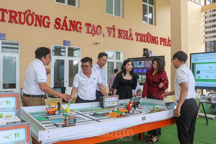 Các sản phẩm tích hợp học liệu số và sản phẩm giáo dục thông minh được giới thiệu bên lề hội thảo.