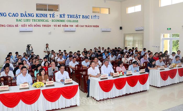 Các đại biểu tham gia hội thảo "Phát triển và khai thác dữ liệu số gắn với khởi nghiệp đổi mới sáng tạo tỉnh Cà Mau".