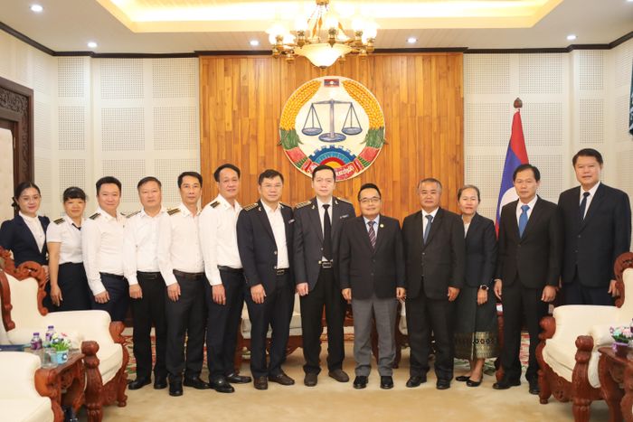 Các đại biểu chụp ảnh lưu niệm.