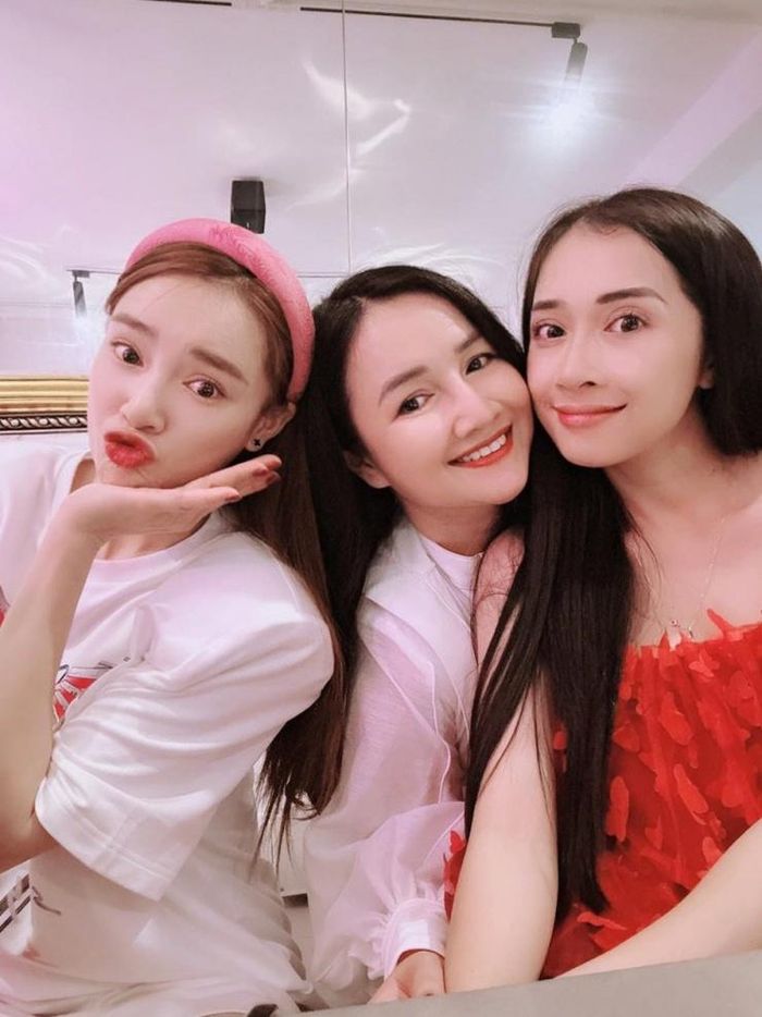 Các chị em nhà Nhã Phương rất yêu thương nhau. Trong số 4 chị em thì chị gái thứ 3 đang định cư ở Mỹ 