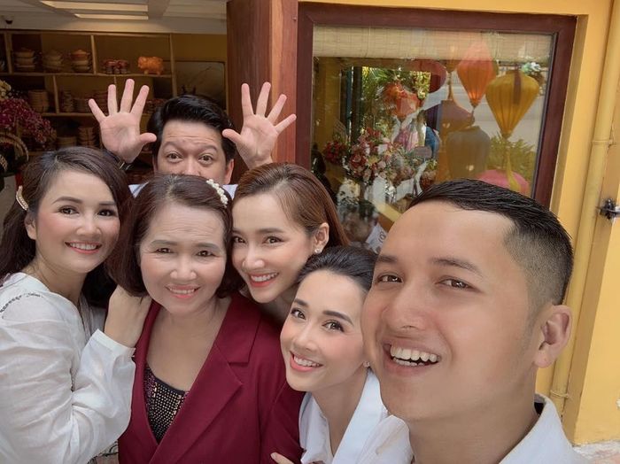 Nhã Phương sinh ra trong một gia đình đông con ở nông thôn, trước cô còn có 2 chị gái 