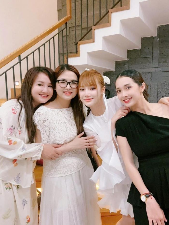 Chị em của Nhã Phương thân thiết với em dâu út (thứ 2 từ trái sang), họ thường xuyên chụp ảnh đọ sắc cùng nhau 