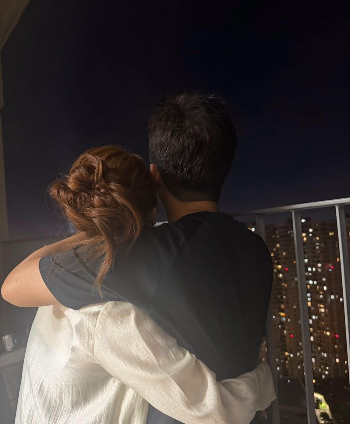 1 ngày trước, Nhã Phương đã đăng bức ảnh ôm Trường Giang và không chia sẻ thêm bất kì điều gì