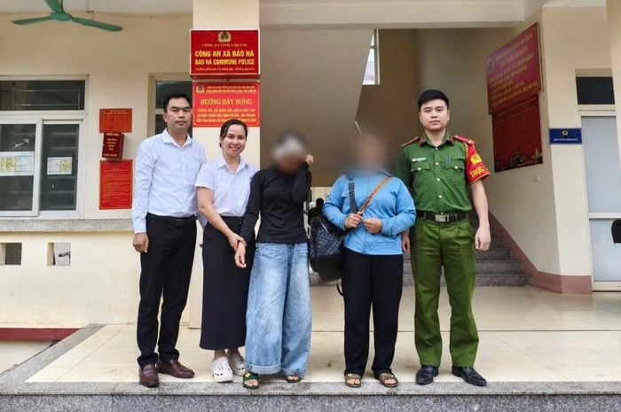Công an xã Bảo Hà bàn giao cháu bé cho gia đình để đưa về địa phương.