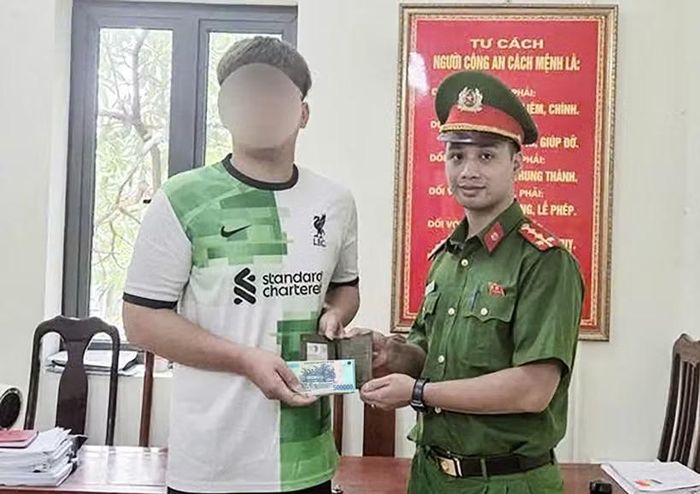 Đại úy Lê Trọng Trung trao trả chiếc ví chứa 10 triệu đồng cùng giấy tờ tùy thân cho nam sinh N.Q.P. tại trụ sở Công an phường Vĩnh Tuy - Ảnh: Báo An ninh Thủ đô