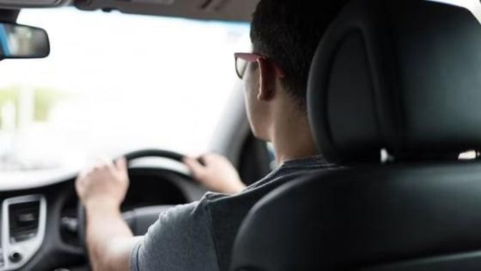 Buổi tối, Britton chạy Uber kiếm thêm thu nhập. Ảnh minh họa