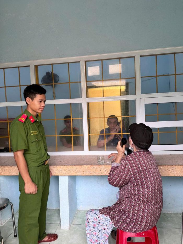 Cụ bà được gặp lại con sau hơn 6 tháng bị tạm giữ, tạm giam. Ảnh: CA.↵