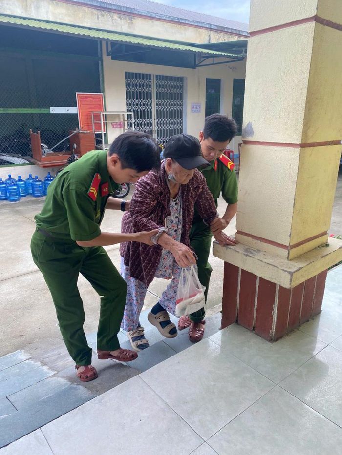 Cán bộ chiến sĩ tận tình, hỗ trợ cụ bà cao tuổi đi lại khó khăn đến thăm gặp thân nhân. Ảnh: CA.